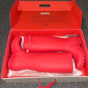 Hunter boots
Size 8 women
“Bright coral”